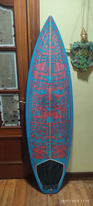 Tabla de surf con diseño Tiki