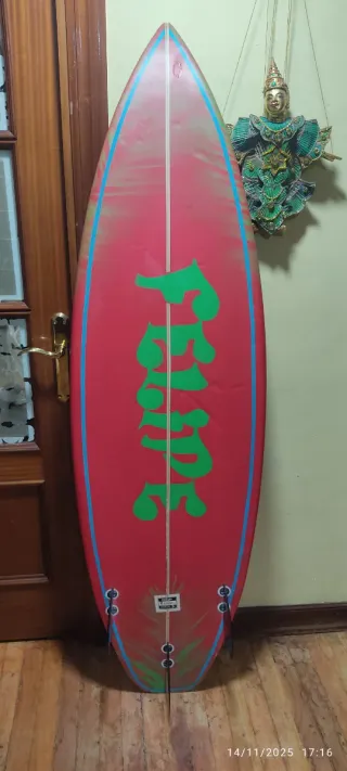 Tabla de surf con diseño Tiki