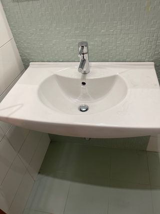 Lavabo de baño con grifo