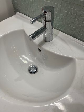 Lavabo de baño con grifo