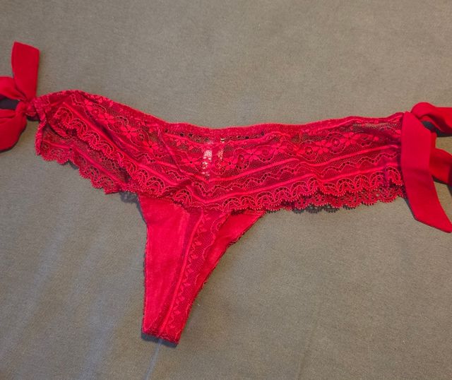Braga roja con lazos