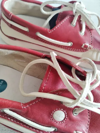 Nauticos rojos y beige