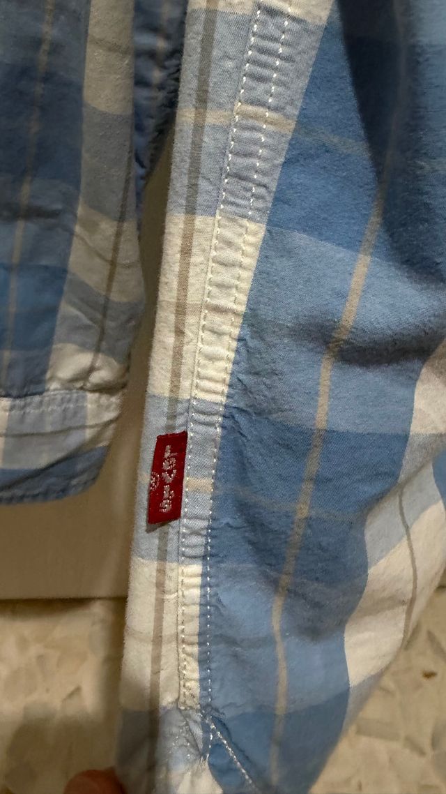 Camisa Levi's cuadros azul y blanco
