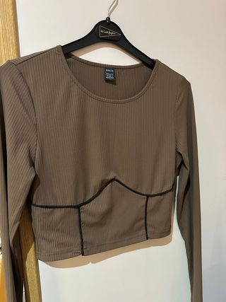 Top marrón de manga larga con costuras