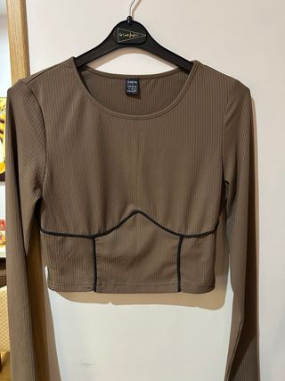 Top marrón de manga larga con costuras