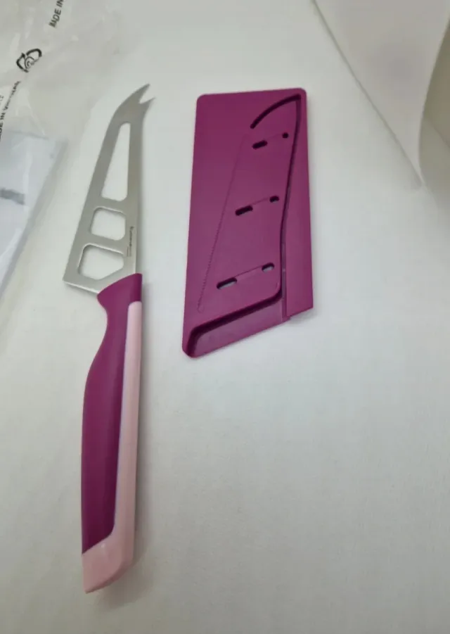 Cuchillo para queso Tupperware rosa/morado