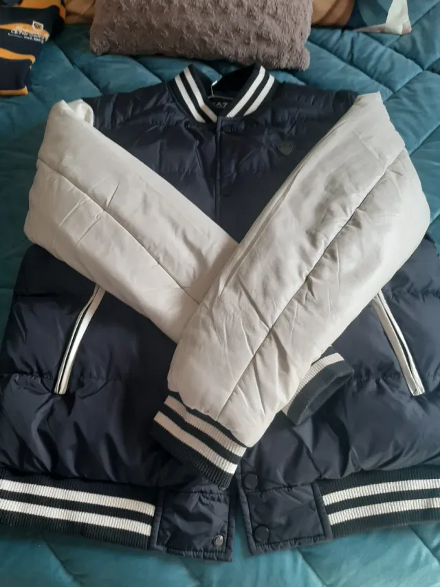 Abrigo acolchado EA7 negro y beige