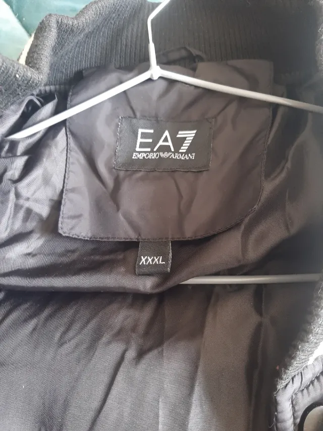 Abrigo acolchado EA7 negro y beige