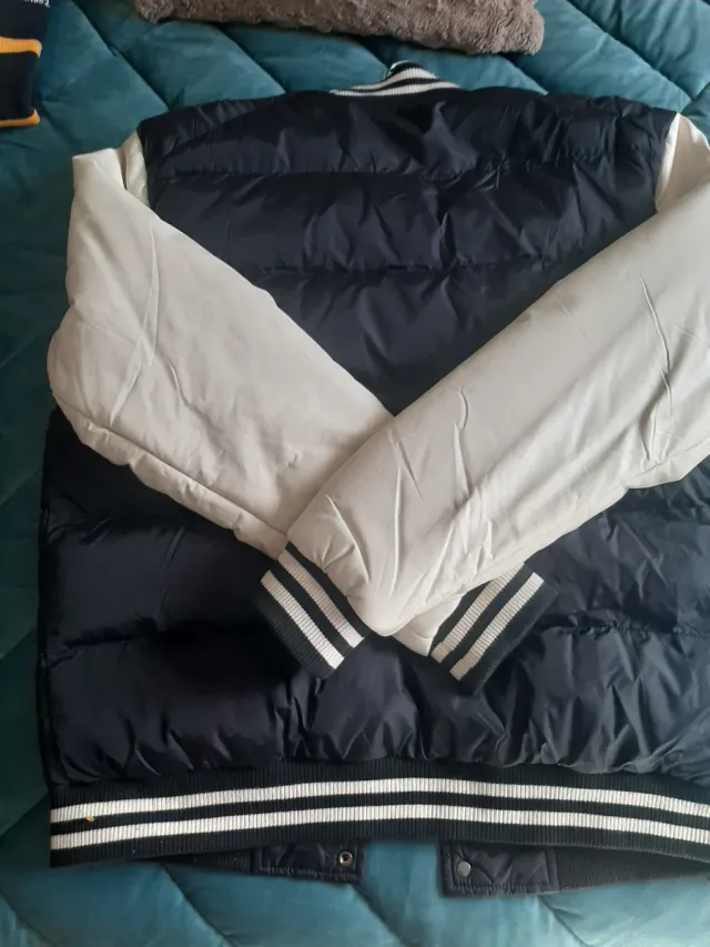 Abrigo acolchado EA7 negro y beige