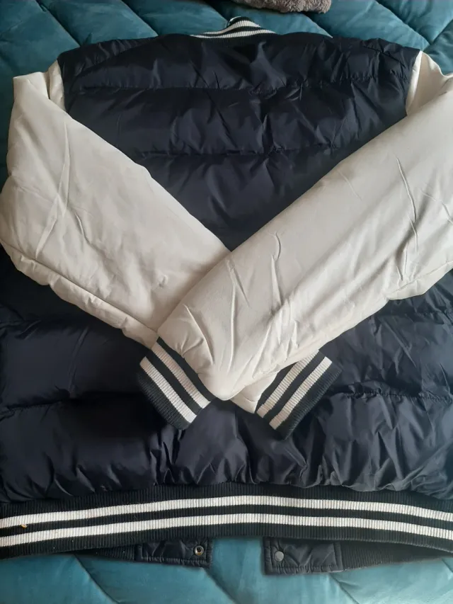 Abrigo acolchado EA7 negro y beige