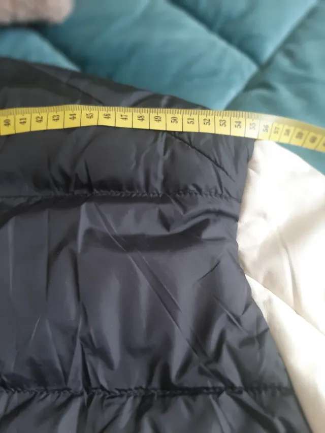 Abrigo acolchado EA7 negro y beige