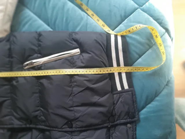 Abrigo acolchado EA7 negro y beige