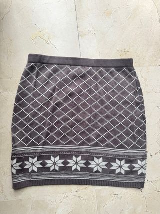 Graziosa gonna in maglia per neonati con design invernale