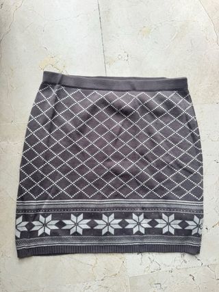 Graziosa gonna in maglia per neonati con design invernale