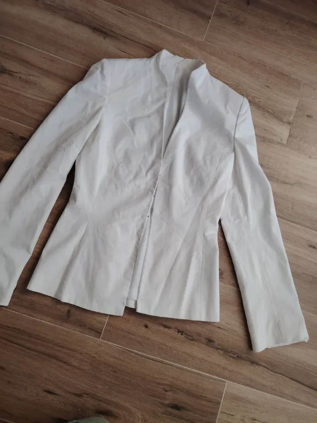 Conjunto Chaqueta Blanca sin marca  y Blusa Estamp
