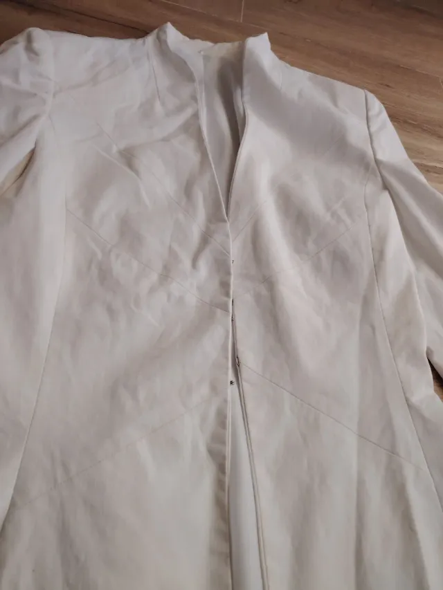 Conjunto Chaqueta Blanca sin marca  y Blusa Estamp