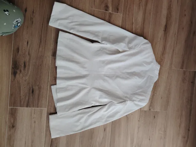 Conjunto Chaqueta Blanca sin marca  y Blusa Estamp