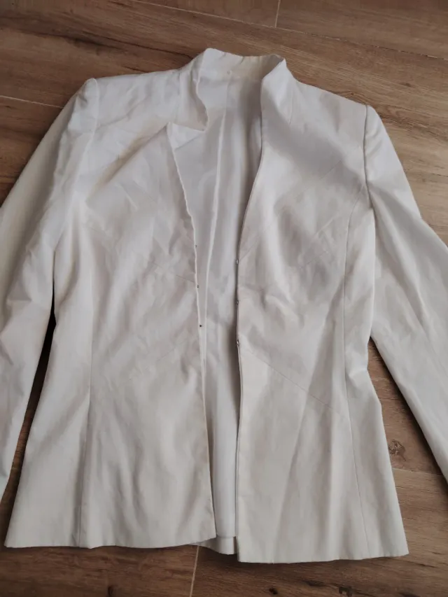 Conjunto Chaqueta Blanca sin marca  y Blusa Estamp