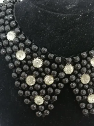 Collar estilo Peter Pan con pedrería