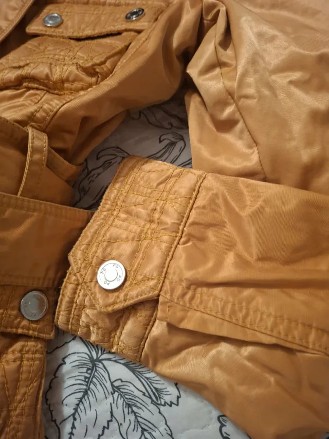 Giubbotto arancione con collo di pelo