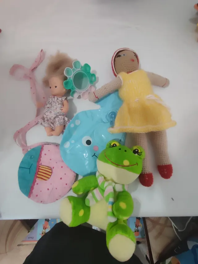 Lote de juguetes: rana, muñeca, pez inflable