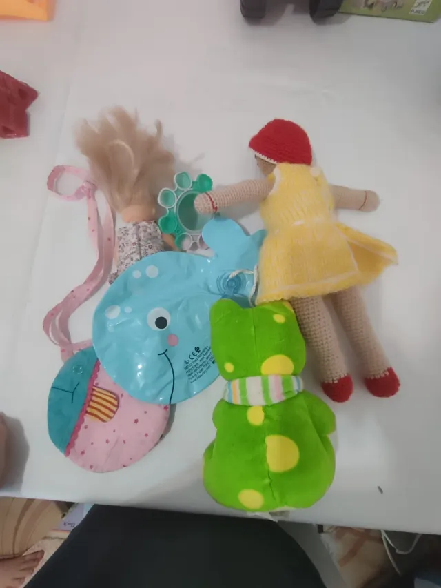 Lote de juguetes: rana, muñeca, pez inflable