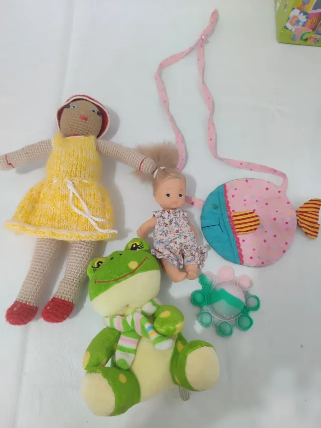 Lote de juguetes: rana, muñeca, pez inflable