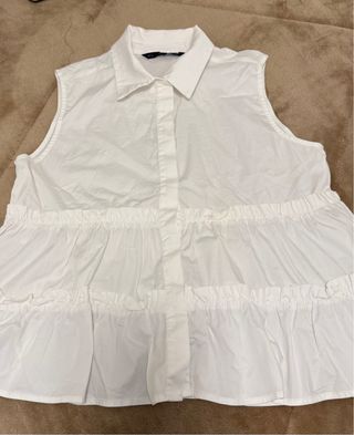 Blusa blanca sin mangas con volantes sin estrenar