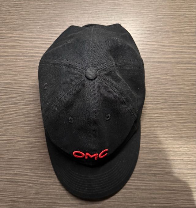 Cappellino OMC nero con logo rosso