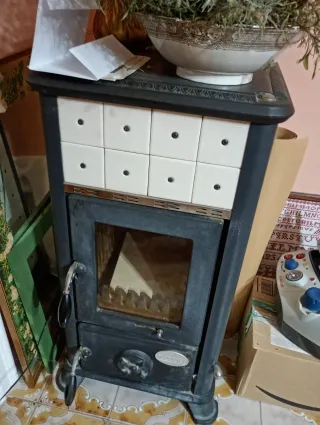 Stufa a legna in ghisa con piastrelle