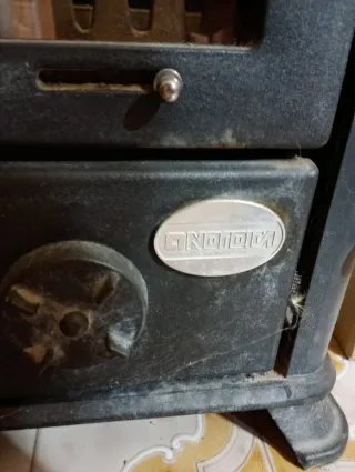 Stufa a legna in ghisa con piastrelle