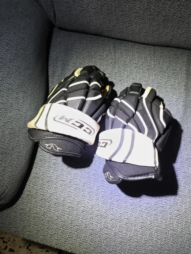 Guantes de Hockey CCM Negros y Blancos