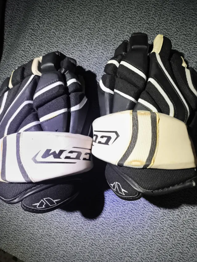 Guantes de Hockey CCM Negros y Blancos