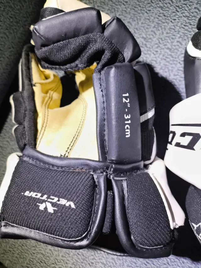 Guantes de Hockey CCM Negros y Blancos