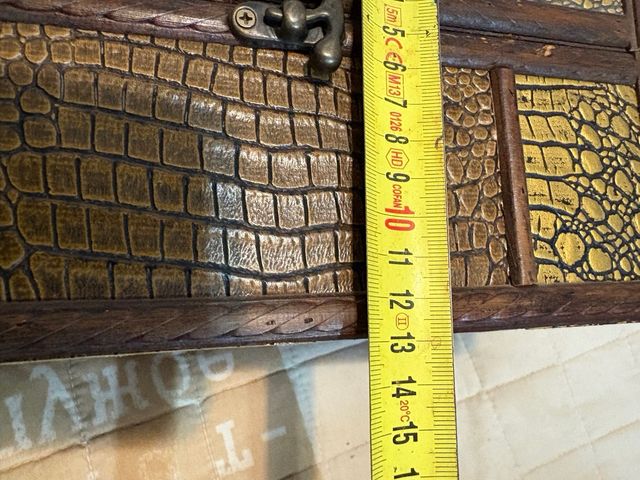 Baú decorativo em madeira e couro