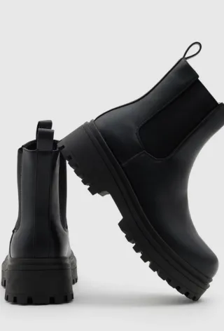 Botines Chelsea plataforma negros