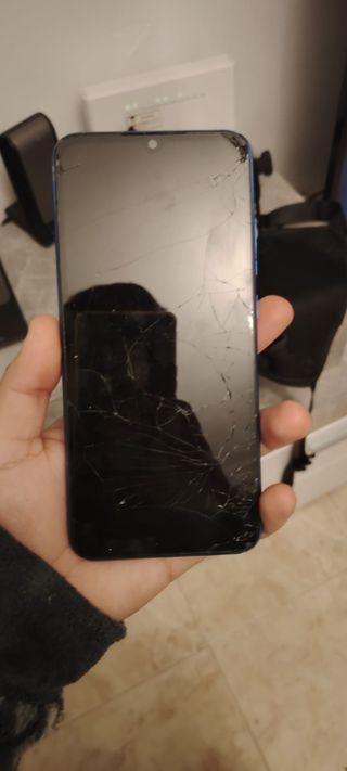 Móvil azul con pantalla rota