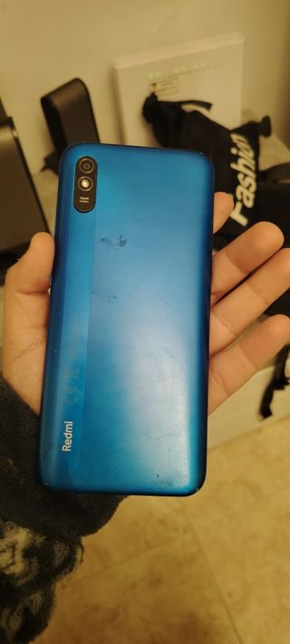 Móvil azul con pantalla rota