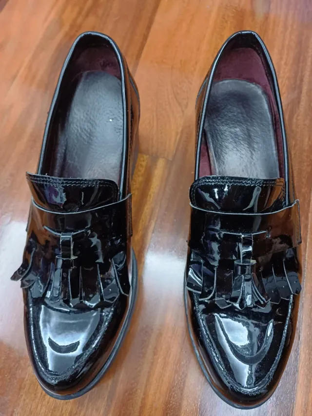 Zapatos charol negros con flecos