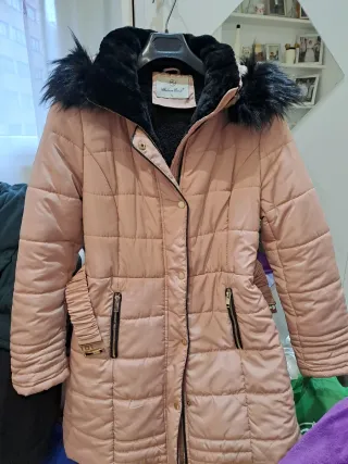 Parka rosa con capucha acolchada y con cinturón.