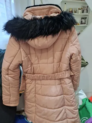 Parka rosa con capucha acolchada y con cinturón.