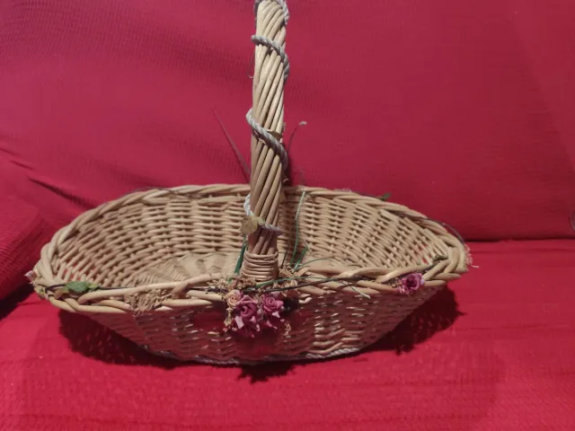 Cesta de mimbre decorada con flores
