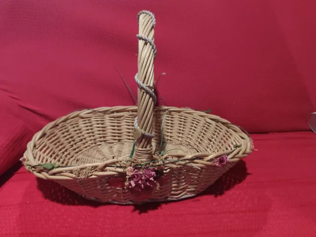 Cesta de mimbre decorada con flores