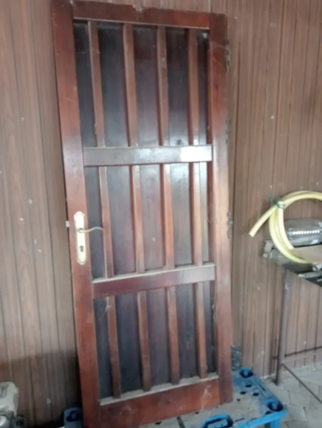 Portón madera rústica entrada puerta exterior