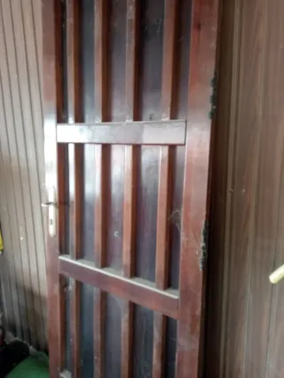 Puerta madera rústica entrada portón exterior