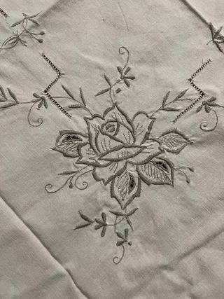 Tovaglietta da tè ricamata con rose
