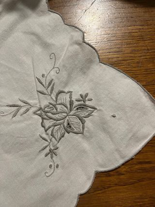 Tovaglietta da tè ricamata con rose