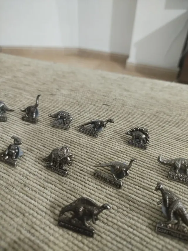 Lote de 16 pines de dinosaurios metálicos