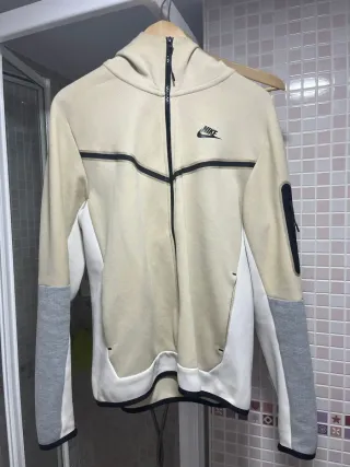 Nike Tech Beige y Gris