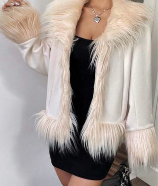 Abrigo beige con pelo sintético